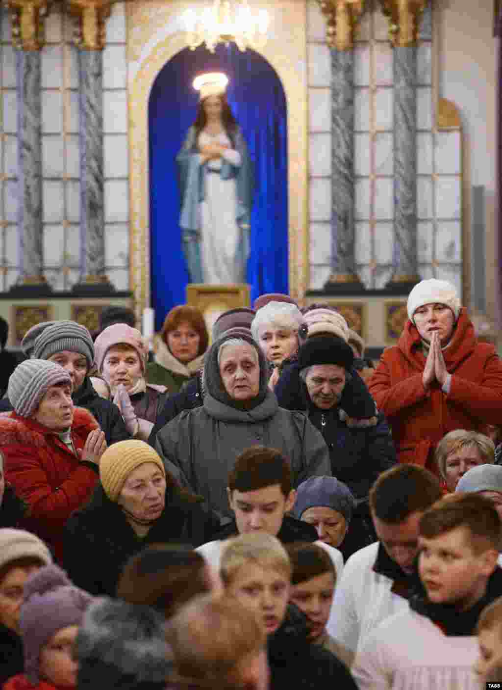 Прихожане в костеле Святого Иосифа белорусского города Воложин во время празднования католической Пасхи