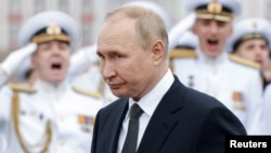 Владимир Путин на параде в Санкт-Петербурге в июле 2022 года. Фото: Reuters