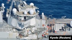 Поврежденный корабль USS Fitzgerald в районе города Симода, Япония
