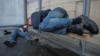 Пьяные люди на автобусной остановке в Санкт-Петербурге. Иллюстративное фото