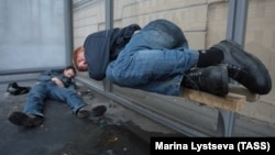 Пьяные люди на автобусной остановке в Санкт-Петербурге. Иллюстративное фото