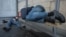 Пьяные люди на автобусной остановке в Санкт-Петербурге. Иллюстративное фото