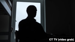 Виталий просит не показывать его лицо: все еще боится российских военных. Он рассказывает, что долго не выезжал, потому что ухаживал за пожилой родственницей