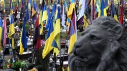 Украинский солдат на военном кладбище во Львове 2 декабря 2025 года