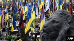 Украинский солдат на военном кладбище во Львове 2 декабря 2025 года