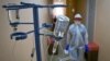 "Коронавирус съедает легкие, и ничего сделать нельзя". Больницы в Украине не справляются с наплывом пациентов с COVID-19