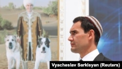 Сын президента Туркменистана Сердар Бердымухамедов рядом с фотографией своего отца Гурбангулы Бердымухамедова