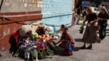 Киевляне несут цветы и игрушки к разрушенной пятиэтажке, где погибли минимум 23 человека. Рассказ корреспондента Настоящего Времени