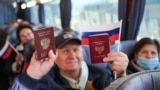 Получившие российские паспорта жители Донецка в автобусе по дороге в Ростовскую область, где они принимали участие в голосовании на выборах в Госдуму 