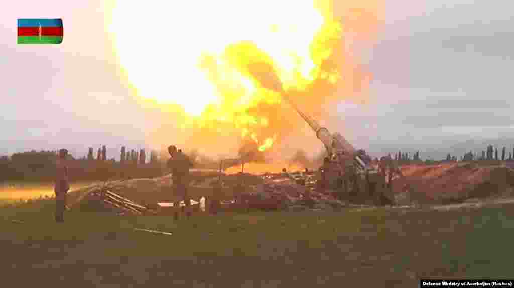 На кадре из видео, опубликованного Министерством обороны Азербайджана, видно, как военнослужащие азербайджанских вооруженных сил ведут артиллерийский огонь