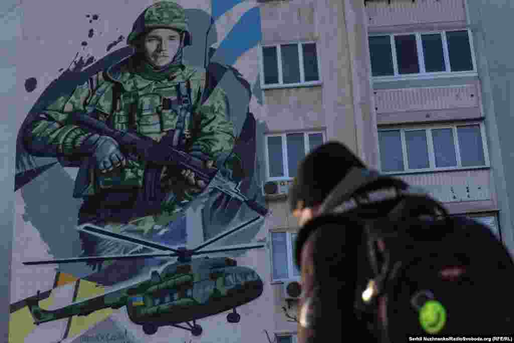 Этот мурал посвящен погибшему бойцу Андрею Огороднику с позывным "Оджос". Найти его можно в Киеве на улице Новаторов.15 апреля "Оджос" вместе с бойцами своего подразделения совершил прорыв на "Азовсталь". 26 апреля 2022 года он погиб от осколочного ранения во время боев за Мариуполь. Художник Виталий Гидеван рассказал о том, что инициатором создания стенописи в честь бойца стала мама "Оджоса", Светлана Лысенко