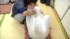 Японцев избавляют от стресса при помощи пеленания