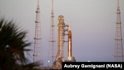 Ракета Space Launch System (SLS) и корабль Orion на стартовой площадке Космического центра Кеннеди во Флориде, 27 марта 2026 года