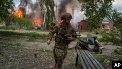 Полицейский Волчанска во время обстрела российской армии. 11 мая 2024