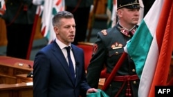 Петер Мадьяр приносит присягу на заседании нового состава парламента Венгрии
