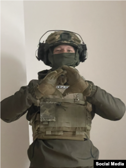Иван Иванченко фотографируется для жены Амины