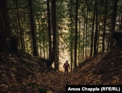 Спуск по оврагу, который когда-то использовался для добычи урановой руды в Рудных горах