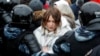 В Москве и Санкт-Петербурге идут массовые задержания. Возле "Матросской тишины" задержали более 30 человек