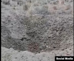 Фотография воронки после падения одного из двух боеприпасов в Иссык-Кульской области