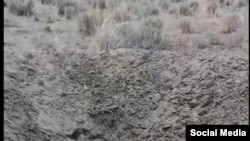 Фотография воронки после падения одного из двух боеприпасов в Иссык-Кульской области