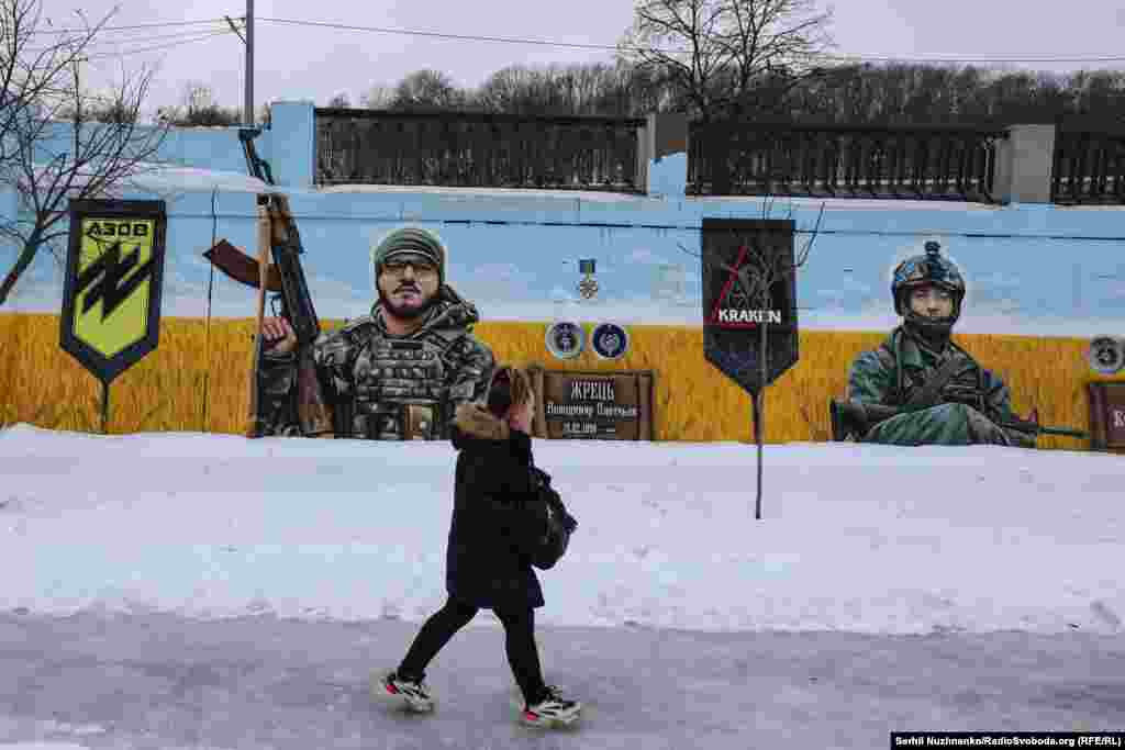 Эта фотография сделана на "Аллее друзей", расположенной на набережной Днепра. Здесь изображены портреты украинских военных, героически погибших в боях