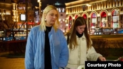 Екатерина Дунцова у Соловецкого камня в Москве в День памяти жертв политических репрессий. Фото: Sotavision