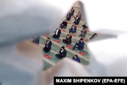 Российские мусульмане на утренней молитве по случаю праздника Ураза-байрам, знаменующего окончание Рамадана, в Московской соборной мечети. Фото EPA, 13 May 2021 года,