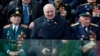 Лукашенко заметили в Москве на параде с перебинтованной рукой, на возложение цветов его везли, на завтраке с Путиным он не присутствовал