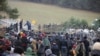 Мигранты разбили палаточный лагерь на границе Беларуси с Польшей, в одном месте им удалось сломать забор с помощью стволов деревьев 