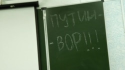 Российские школьники пишут в классах "Путин вор" и делятся фото в соцсетях. Вот как они это объясняют