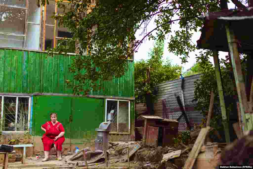 Любовь Александровна живет одна. Ее дом сильно пострадал от селя. Помочь ей, кроме волонтеров, некому