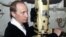 Путин смотрит в перископ на подводной лодке "Карелия" 6 апреля 2000 года