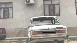 Автомобиль с разбитыми окнами в селе Шорнак. Туркестанская область, 23 июля 2020 года.