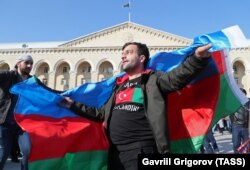 Azerbaijanis in Baku on November 10, 2020 celebrate the Russia-brokered Karabakh peace deal and the return of Azerbaijani territories.