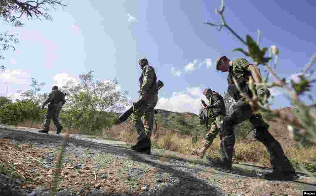 Ukraine -- Ukranian soldiers from the volunteer battalion Shakhtarsk walk after a training session on the outskirts of the southern coastal town of Mariupol, September 15, 2014