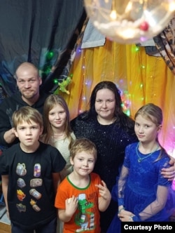 Егор Сабынич с женой и детьми