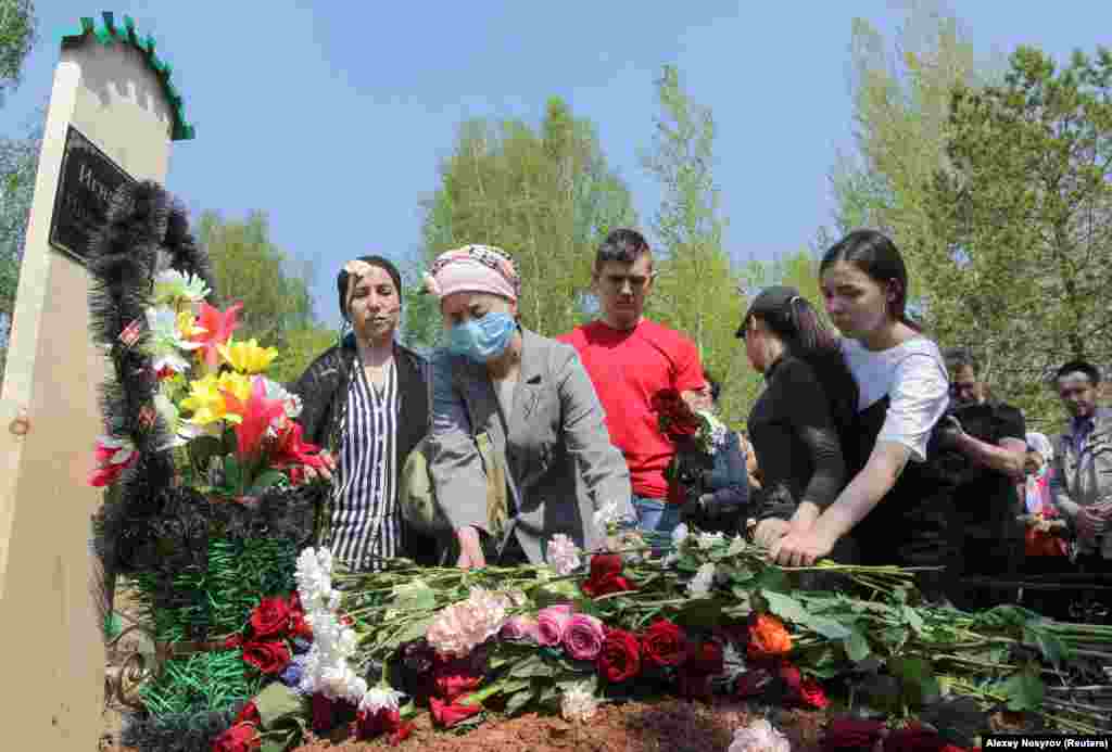 Люди на похоронах Эльвиры Игнатьевой, учительницы английского языка, погибшей во время стрельбы