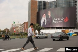 Плакат с изображением погибшего верховного лидера Ирана Али Хаменеи в центре Тегерана, 2 марта 2026 года