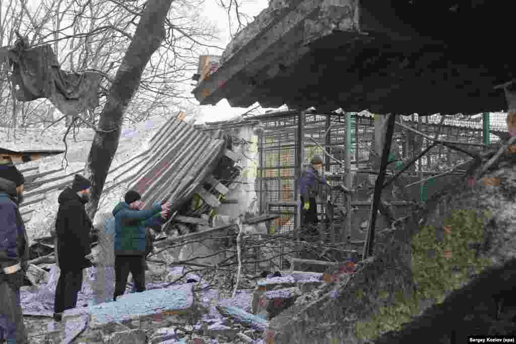 Последствия российского удара.Зоозащитники также обвиняли парк в отсутствии официальных разрешений на содержание животных и подавали заявления в государственные органы с требованием провести проверки.