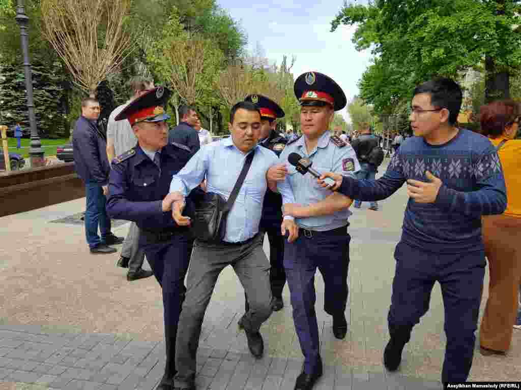 Полиция задерживает протестующего в Алма-Ате 10 мая. Десятки людей оказались в отделениях после демонстрации за освобождение политических заключенных страны. Фото &ndash; Асылхан Мамашулы