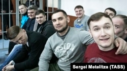 Бывшие сотрудники ИК-1, обвиняемые в избиении заключенного Евгения Макарова, на скамье подсудимых. Фото: ТАСС