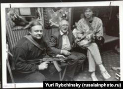 Мстислав Ростропович (в центре) и другие защитники Белого дома. Фото: Юрий Рыбчинский