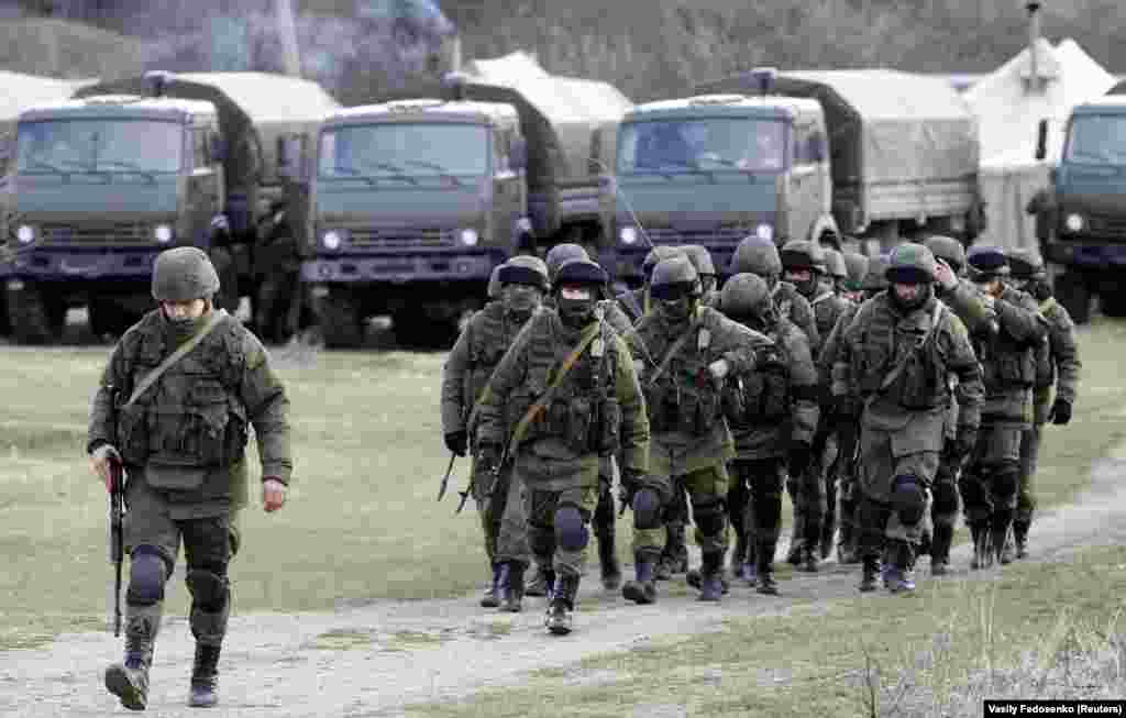 Неизвестные люди в военной форме (&quot;вежливые люди&quot;) захватывают украинскую военную базу в Крыму в марте 2014 года.&nbsp; Россия аннексировала украинский полуостров Крым весной 2014 года по результатам так называемого референдума, проведенного в присутствии вооруженных людей в военной форме. На референдуме за воссоединение с Россией высказались 96,77% избирателей Крыма и 95,6% жителей Севастополя. Через некоторое время после этого адмирал в отставке Игорь Касатонов, который занимал должность командующего Черноморским флотом РФ в 1991-1992 годах,&nbsp;дал интервью РИА Новости&nbsp;и признал, что его флот подготовил плацдарм для аннексии, а севастопольская база флота использовалась для доставки &quot;вежливых людей&quot; &nbsp;