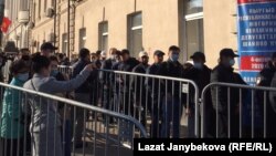 Очередь желающих проголосовать на выборах в парламент Кыргызстана в Москве, 4 октября 2020 года