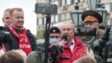Юрист КПРФ Денис Парфенов и член КПРФ Валерий Рашкин на митинге в Москве