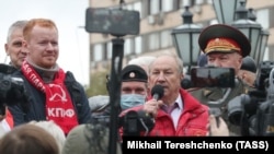 Юрист КПРФ Денис Парфенов и член КПРФ Валерий Рашкин на митинге в Москве