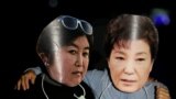 Маски президента Южной Кореи и ее подруги на участниках одного из протестов