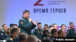 Участники программы "Время героев": с микрофоном глава Тамбовской области Евгений Первышов, справа от него – Темирлан Абуталимов, обвиняемые в убийстве пленных