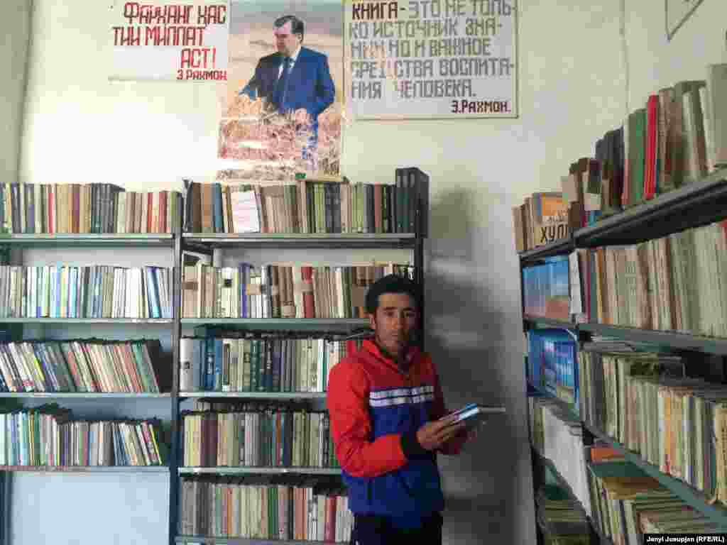 Местные учителя, как Замир Назармамбетов, говорят, что книг в поселок не привозили из Кыргызстана с момента распада СССР в 1991 году. Так что сейчас учат детей по тем, которые есть