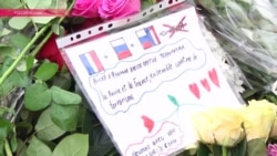Москвичи соболезнуют парижанам у стен посольства Франции